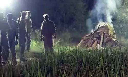 అందుకే అర్ధరాత్రి అంత్యక్రియలు.. యూపీ ప్రభుత్వం వివరణ అందుకే అర్ధరాత్రి అంత్యక్రియలు.. యూపీ ప్రభుత్వం వివరణ