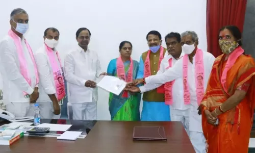 దుబ్బాక టీఆర్ఎస్ అభ్యర్థి సుజాతకు బీ ఫామ్ అంద‌జేత‌