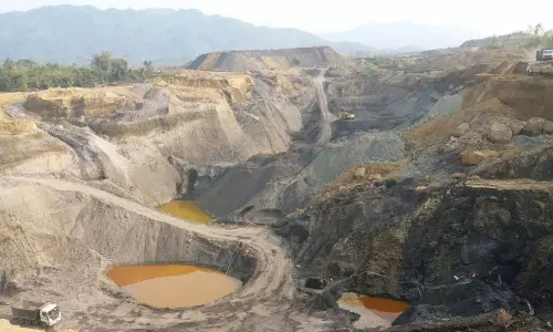 ఏపీలో గనులను మింగేస్తున్న ఘనులు!