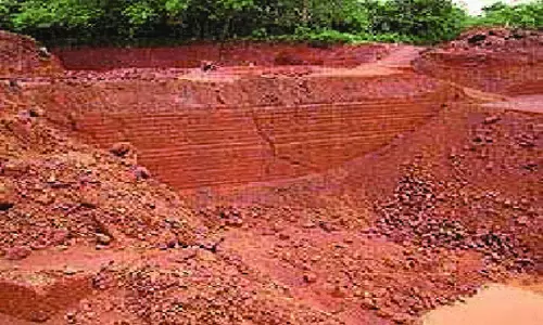 విశాఖ : లేట్‌రైట్ ఖనిజంపై మాఫియా కన్ను