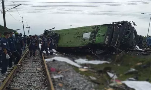 బస్సును ఢీకొట్టిన రైలు.. 20 మంది మృతి