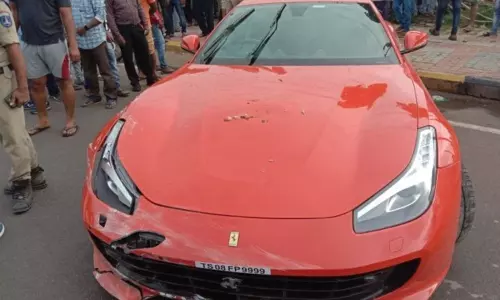 మాదాపూర్‌లో బీభత్సం సృష్టించిన కారు