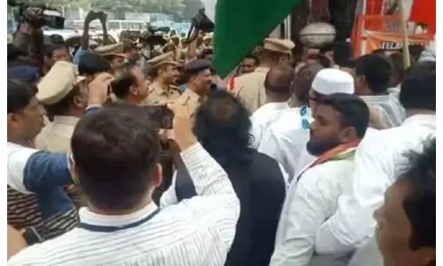 టీఆర్ఎస్-కాంగ్రెస్ నేతల మధ్య ఘర్షణ టీఆర్ఎస్-కాంగ్రెస్ నేతల మధ్య ఘర్షణ