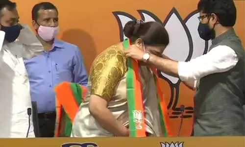 బీజేపీలో చేరిన సినీనటి కుష్బూ