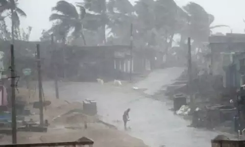 Weather Updates: మరికొన్ని గంటల్లో తీరం దాటనున్న వాయుగుండం..ఏపీలో భారీ వర్షాలు! Weather Updates: మరికొన్ని గంటల్లో తీరం దాటనున్న వాయుగుండం..ఏపీలో భారీ వర్షాలు!