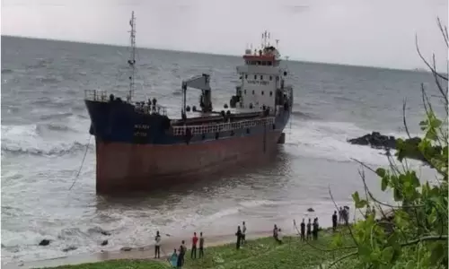 విశాఖ తీరానికి కొట్టుకు వచ్చిన బంగ్లాదేశ్ నౌక!