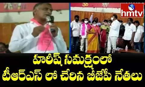 గులాబీ కండువ కప్పుకున్న సిద్దిపేట జిల్లా బీజేపీ నేతలు