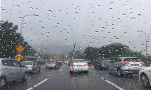 తెగిన చెరువు కట్ట.. వరదలో కొట్టుకుపోయిన హైదరాబాద్ బెంగుళూరు జాతీయ రహదారి