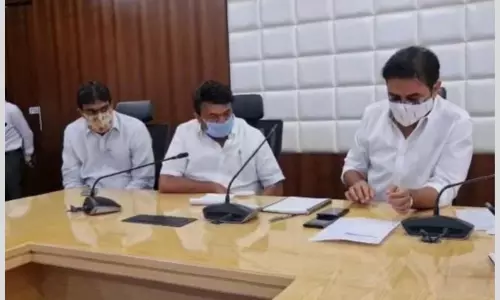 హైదరాబాద్‌ వరద పరిస్థితిపై కేటీఆర్‌ సమీక్ష