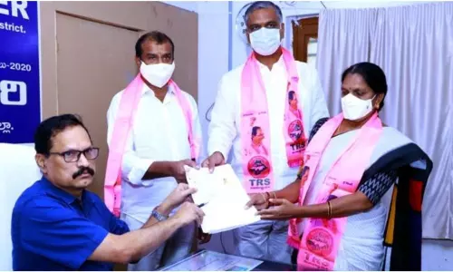దుబ్బాక ఉపఎన్నికకు టీఆర్ఎస్ అభ్యర్థి సోలిపేట సుజాత నామినేషన్ దుబ్బాక ఉపఎన్నికకు టీఆర్ఎస్ అభ్యర్థి సోలిపేట సుజాత నామినేషన్