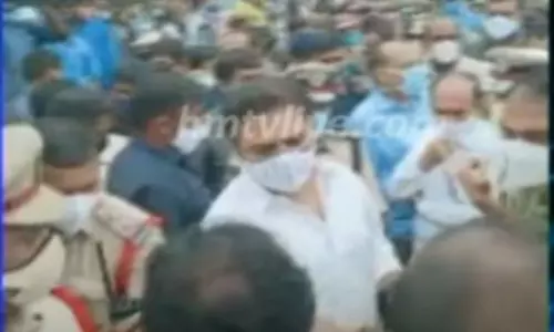 మంత్రులను నిలదీస్తున్న స్థానికులు