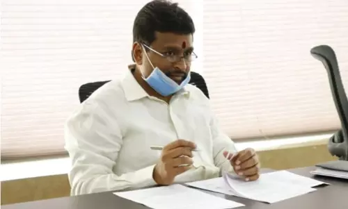 హెలికాప్టర్లో హైదరాబాద్కు మంత్రి వెల్లంపల్లి.. అపోలోలో చికిత్స.. హెలికాప్టర్లో హైదరాబాద్కు మంత్రి వెల్లంపల్లి.. అపోలోలో చికిత్స..