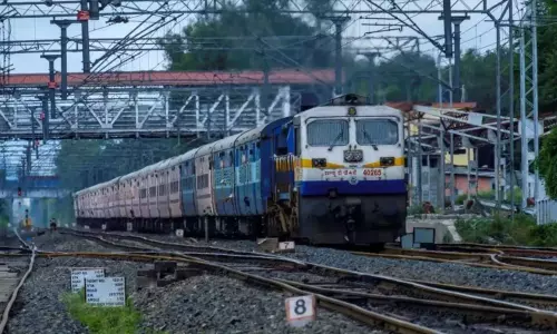 ఏపీ, తెలంగాణ మధ్య 10 ప్రత్యేక రైళ్లు!