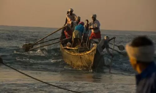 కాకినాడ తీరంలో గల్లంతైన బోటు ఆచూకీ లభ్యం