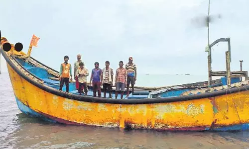 నడిసముద్రంలో చిక్కుకున్న మత్స్యకారులు.. చివరకు..