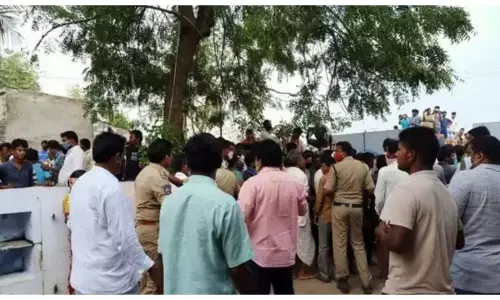 నల్గొండ పోలీస్ స్టేషన్ వద్ద ఉద్రిక్త వాతావరణం