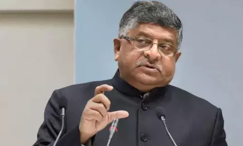 కేంద్రమంత్రికి తృటిలో తప్పిన ప్రమాదం!