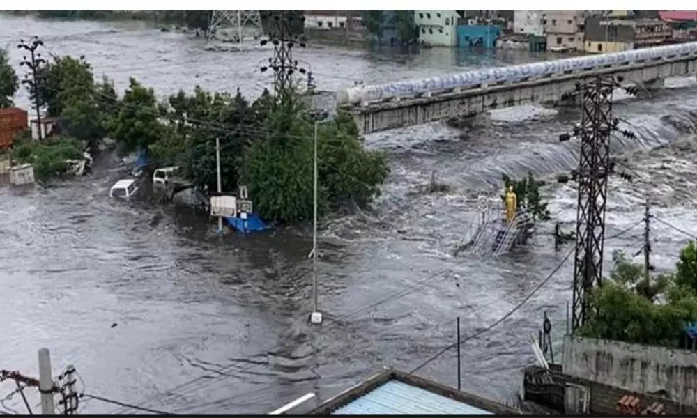 హైదరాబాద్‌లో మూసీకి పోటెత్తిన వరద | Heavy rains in Hyderabad peoples facing  problems floods hyderabad again due heavy rains