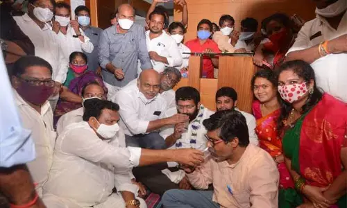 ఎమ్మెల్యే  జక్కంపూడి రాజా ఆమరణ దీక్ష విరమణ