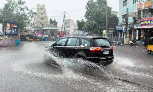 జలదిగ్బంధంలో హైదరాబాద్‌.. చెరువులను తలపిస్తున్న రహదారులు