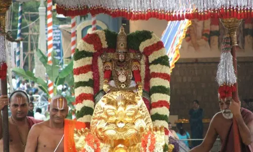 తిరుమల బ్రహ్మోత్సవాలు : సింహవానంపై యోగ నరసింహుడిగా శ్రీనివాసుని దర్శనం