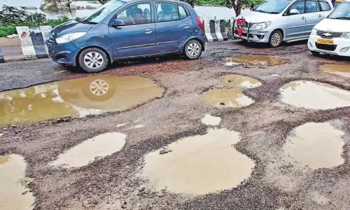 వరంగల్ నగరంలో అస్తవ్యస్తంగా రహదారులు.. ప్రమాదకరంగా మారిన కాలనీల్లోని రోడ్లు