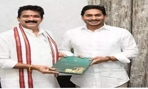 కుమార్తె వివాహానికి సీఎంను ఆహ్వానించిన ధర్మశ్రీ