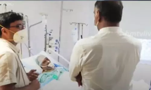 నాయిని నర్సింహారెడ్డిని పరామర్శించిన మంత్రి హరీష్ రావు నాయిని నర్సింహారెడ్డిని పరామర్శించిన మంత్రి హరీష్ రావు