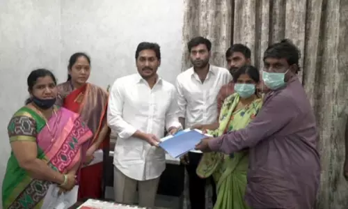 సీఎం జగన్‌ను కలిసిన దివ్య పేరెంట్స్