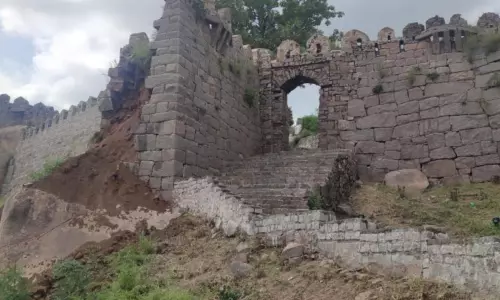భారీ వర్షాలతో కూలుతున్న గోల్కొండ కోట గోడలు