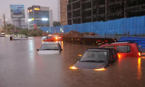 హైదరాబాద్‌లో వాన బీభత్సం : మట్టిలో కూరుకుపోయిన కార్లు, బైకులు, లారీలు