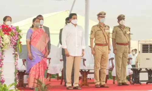 పోలీస్ అమరవీరులకు సీఎం జగన్ నివాళి పోలీస్ అమరవీరులకు సీఎం జగన్ నివాళి