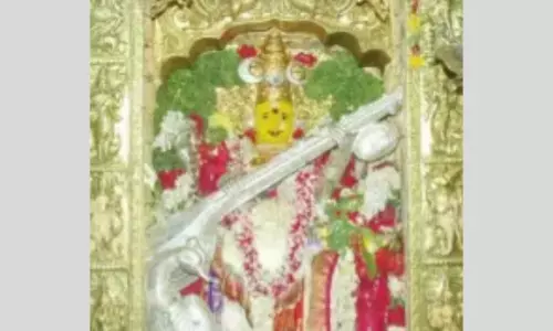 సరస్వతీదేవిగా భక్తులకు అభయం ఇచ్చిన బెజవాడ దుర్గమ్మ సరస్వతీదేవిగా భక్తులకు అభయం ఇచ్చిన బెజవాడ దుర్గమ్మ