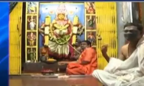 ఐదో రోజు సరస్వతి అవతారంలో దర్శనమిస్తోన్న దుర్గమ్మ