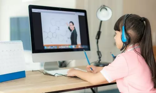 అన్లైన్ క్లాసుల్లో విద్యార్ధులకు పెద్దలు సహకరించాలి