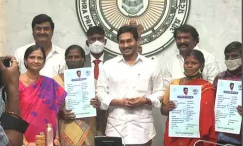 వైఎస్సార్ బీమా పథకాన్ని ప్రారంభించిన సీఎం జగన్‌