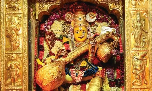 విజయవాడలో ఘనంగా నవరాత్రి ఉత్సవాలు.. ఇవాళ అమ్మవారికి పట్టువస్త్రాలు సమర్పించనున్న సీఎం విజయవాడలో ఘనంగా నవరాత్రి ఉత్సవాలు.. ఇవాళ అమ్మవారికి పట్టువస్త్రాలు సమర్పించనున్న సీఎం