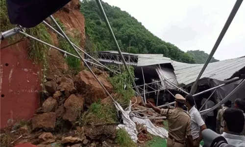 ఇంద్రకీలాద్రిపై బెంబేలెత్తిస్తోన్న కొండచరియలు.. సీఎం కోసం రాకపోకలు నిలిపివేయడంతో తప్పిన ప్రమాదం