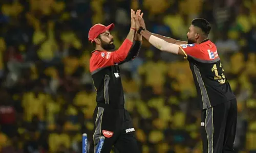 IPL 2020: హైదరాబాదీ బౌలర్ సిరాజ్ విధ్వంసం IPL 2020: హైదరాబాదీ బౌలర్ సిరాజ్ విధ్వంసం