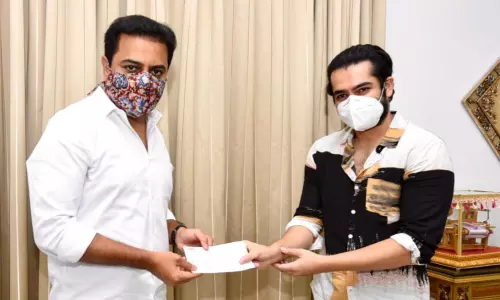రూ.25 ల‌క్ష‌ల‌ చెక్ ను మంత్రి కేటీఆర్ కి అందజేసిన హీరో రామ్!