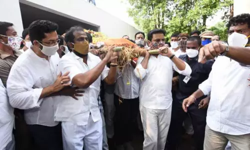 నాయిని పాడె మోసిన మంత్రులు కేటీఆర్, శ్రీనివాస్‌గౌడ్‌