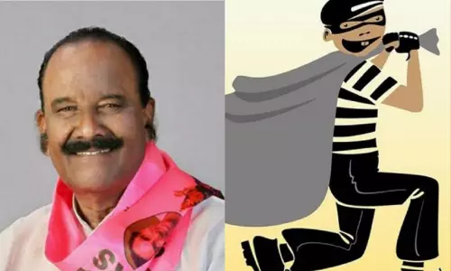 నాయిని అంత్యక్రియల్లో దొంగలు చేతివాటం! నాయిని అంత్యక్రియల్లో దొంగలు చేతివాటం!