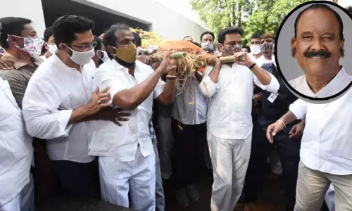 నాయిని అంత్యక్రియల్లో దొంగల చేతివాటం