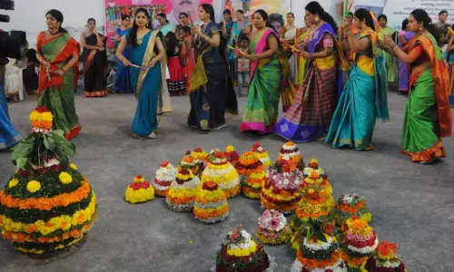 కరోనా, వరదలతో కళ తప్పిన బతుకమ్మ, దసరా కరోనా, వరదలతో కళ తప్పిన బతుకమ్మ, దసరా