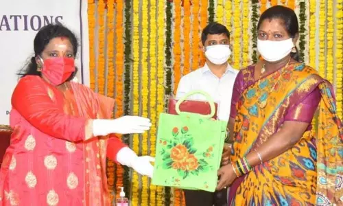 తెలంగాణ గౌరవ ప్రతీక బతుకమ్మ : తమిళిసై