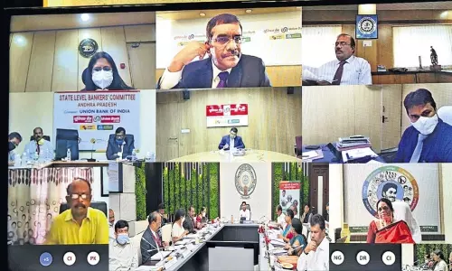 అభివృద్ధి..సంక్షేమ పథకాలకు మద్దతివ్వండి : బ్యాంకర్లను కోరిన సీఎం జగన్ అభివృద్ధి..సంక్షేమ పథకాలకు మద్దతివ్వండి : బ్యాంకర్లను కోరిన సీఎం జగన్