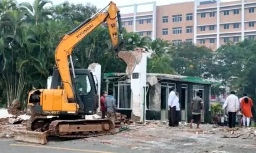 గీతం యూనివర్సిటీలో ఆక్రమణల తొలగింపు