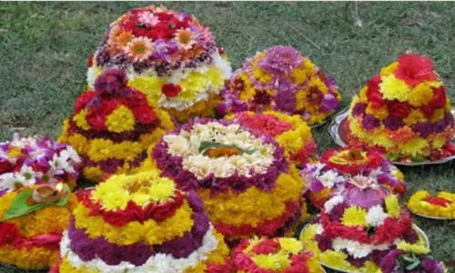 తొమ్మిది రోజులుగా మదినిండుగా పూల పండుగ తొమ్మిది రోజులుగా మదినిండుగా పూల పండుగ