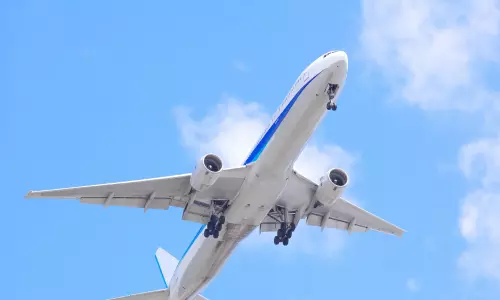 విమానాశ్రయాలకు క్యూ కడుతున్న జనాలు!