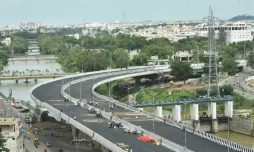 ప్రమాదాలకు నెలవుగా బెజవాడ కనకదుర్గ ఫ్లైఓవర్
